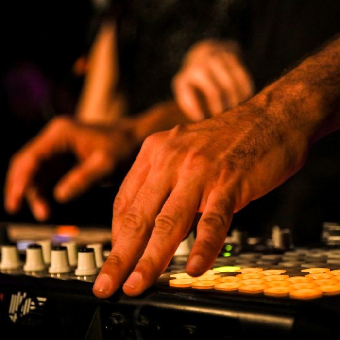 DJ an den Turn Tables in der Bar im Hotel Palace Berlin.  