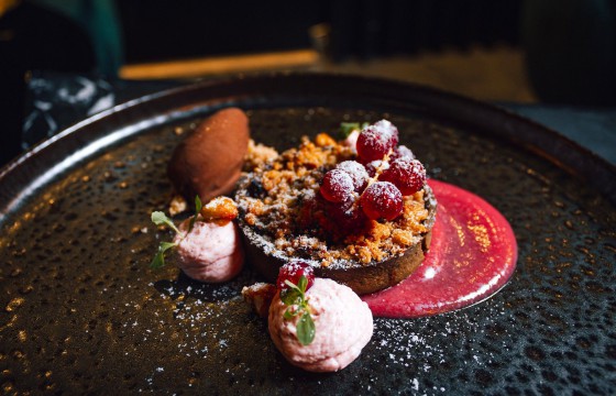 Nachtisch mit Apfel Tarte, Johannisbeere und Haselnuss im beef45 Restaurant im Hotel Palace Berlin. 