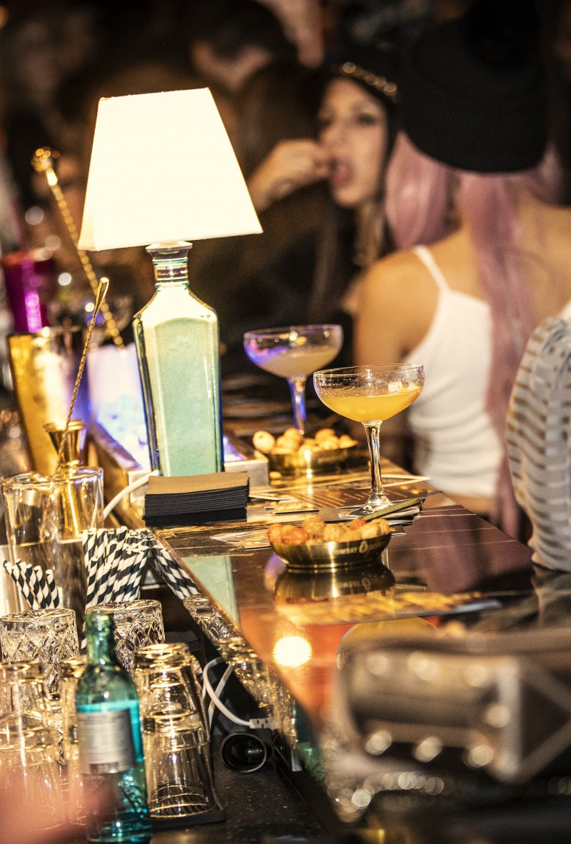 Gäste an der Bar im House of Gin Berlin 