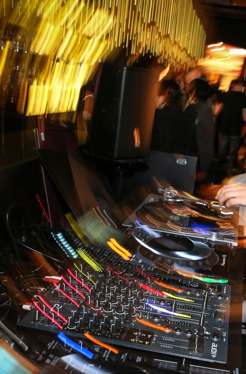 DJ Turn Tables und goldene Decke im House of Gin Berlin