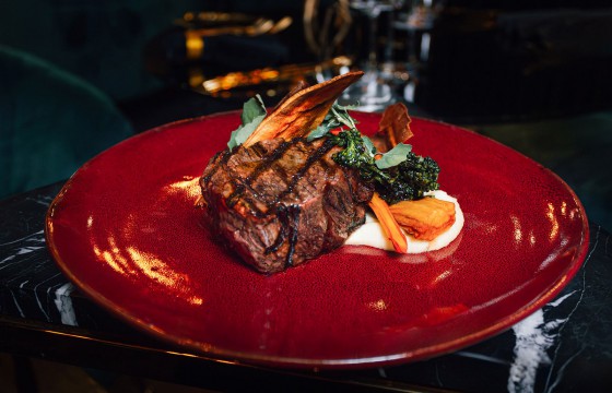 Luxuriös präsentierte Rindfleisch-Spezialität garniert mit Gemüse im Restaurant beef45 im Hotel Palace Berlin. Zartes, perfekt gegartes Fleisch, stilvoll angerichtet für ein exklusives Genusserlebnis.