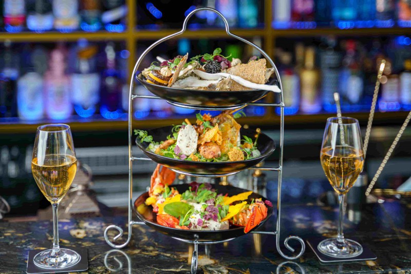 Exquisite Food-Etagère im Hotel Palace Berlin mit Austern, Kavier & Hummer und weiteren Köstlichkeiten