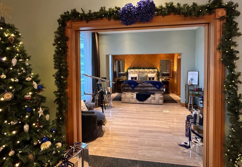 Pommery Weihnachts-Park Suite festlich geschmückt mit Weihnachtsbäumen, Ornamenten und Pommery-Champagner-Dekoration.