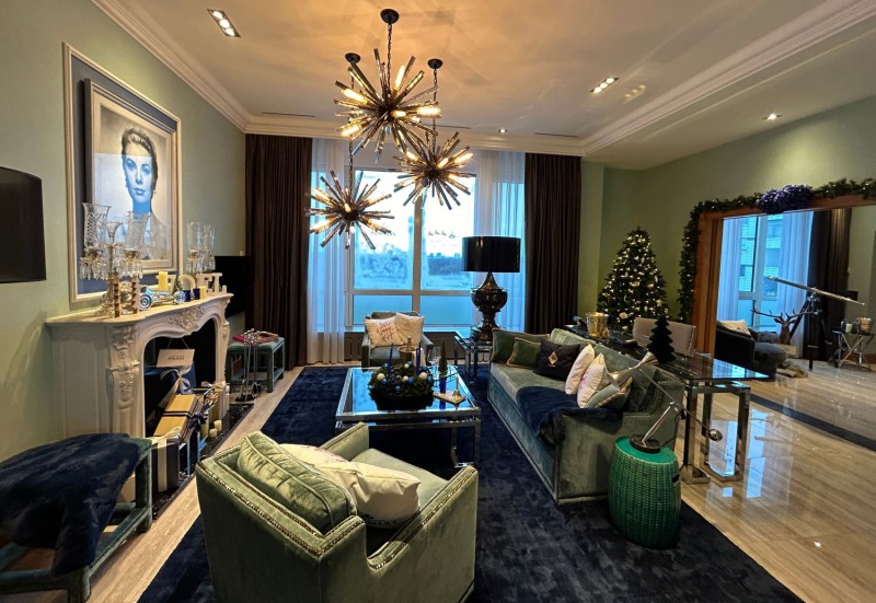 Pommery Weihnachts-Park Suite im Hotel Palace Berlin festlich geschmückt mit Weihnachtsbäumen, Ornamenten und Pommery-Champagner-Dekoration.