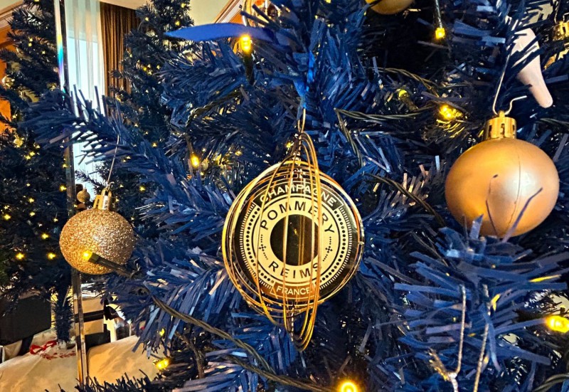 Pommery Weihnachts-Park Suite im Hotel Palace Berlin, festlich geschmückt mit Weihnachtsbäumen und Ornamenten 