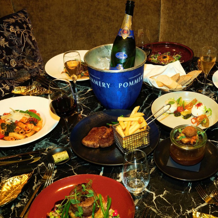 Die Lobby Lounge im Hotel Palace serviert Köstlichkeiten, wie z.B. Tatar, Rinderfilet, Lachs, Sandwiches, Salate, Linguine, Burger, Desserts und vieles mehr.