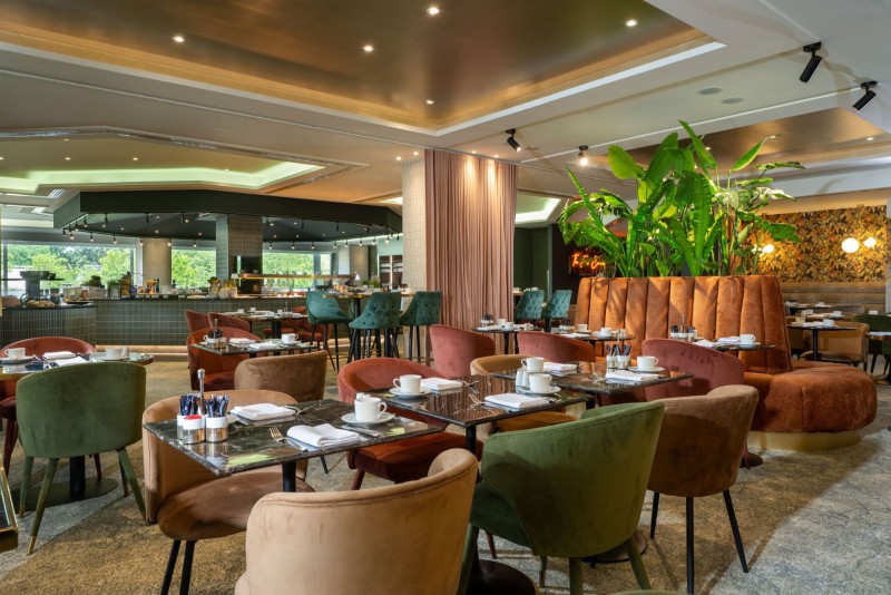 Frühstücksrestaurant The Food Court im Hotel Palace Berlin, Buffet, Blick auf Zoo, hochwertige Einrichtung, Raumansicht, Raumpflanzen